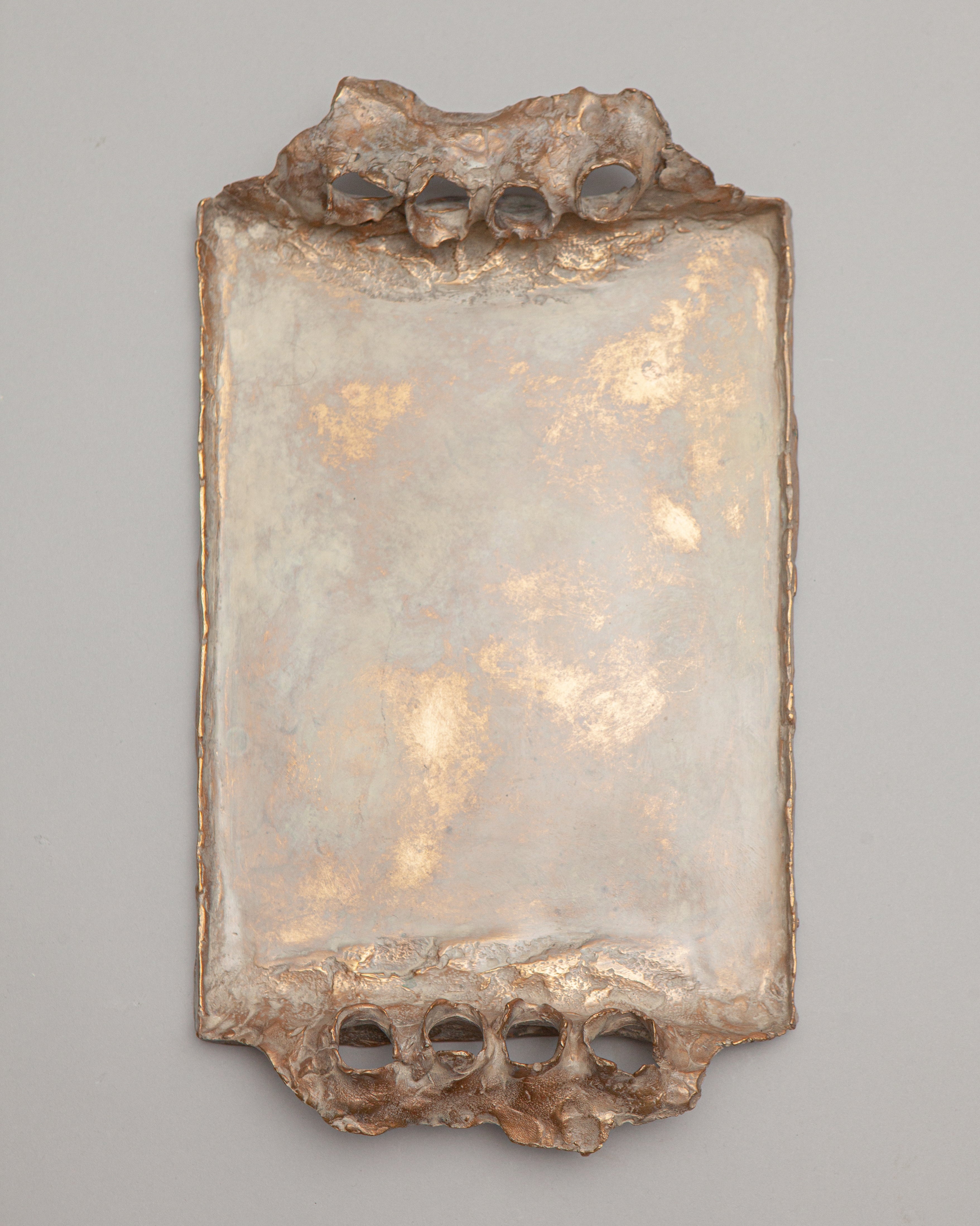 THE COMPACT SERVING TRAY IN BRONZE – VAGUJHELYI