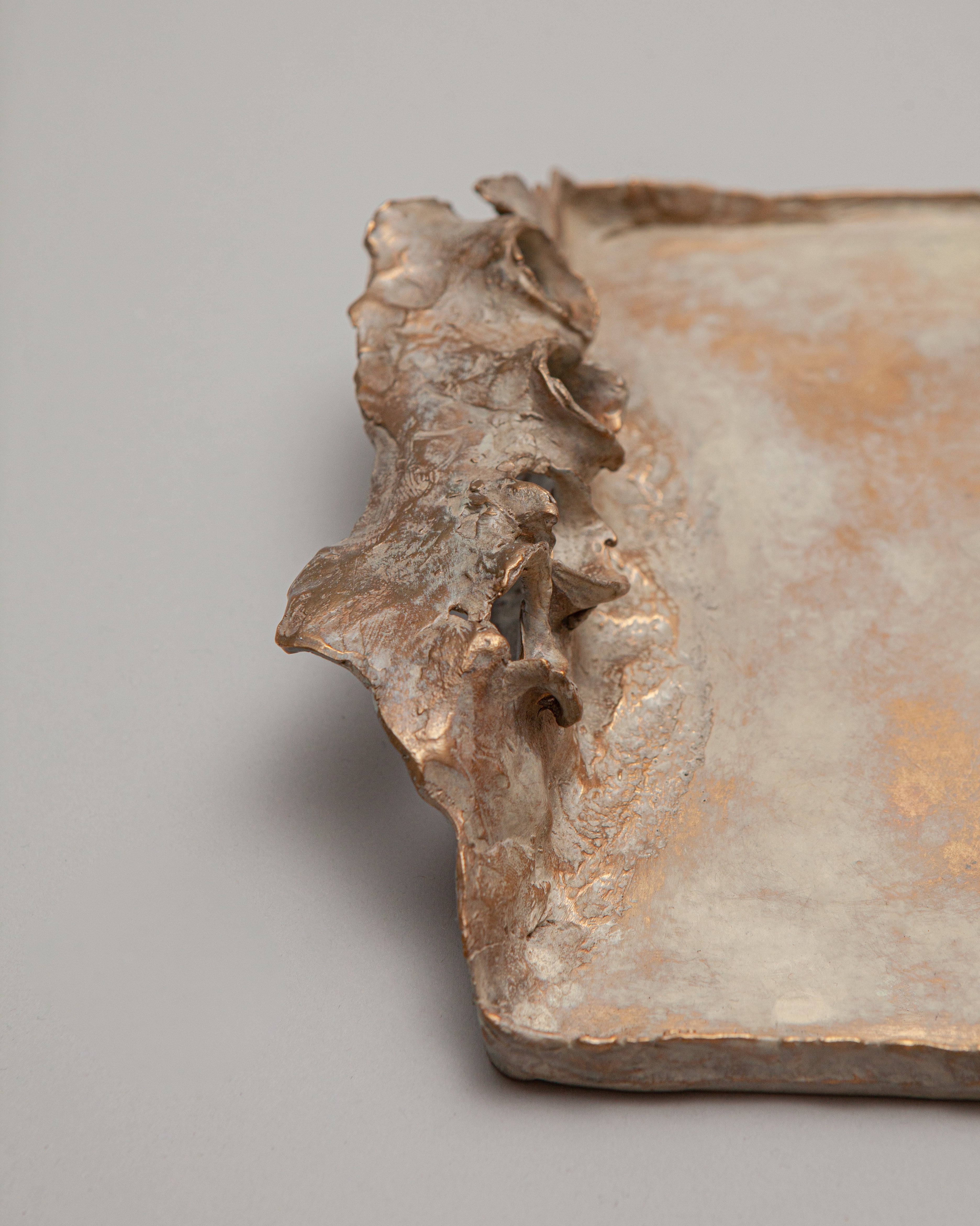 THE COMPACT SERVING TRAY IN BRONZE – VAGUJHELYI