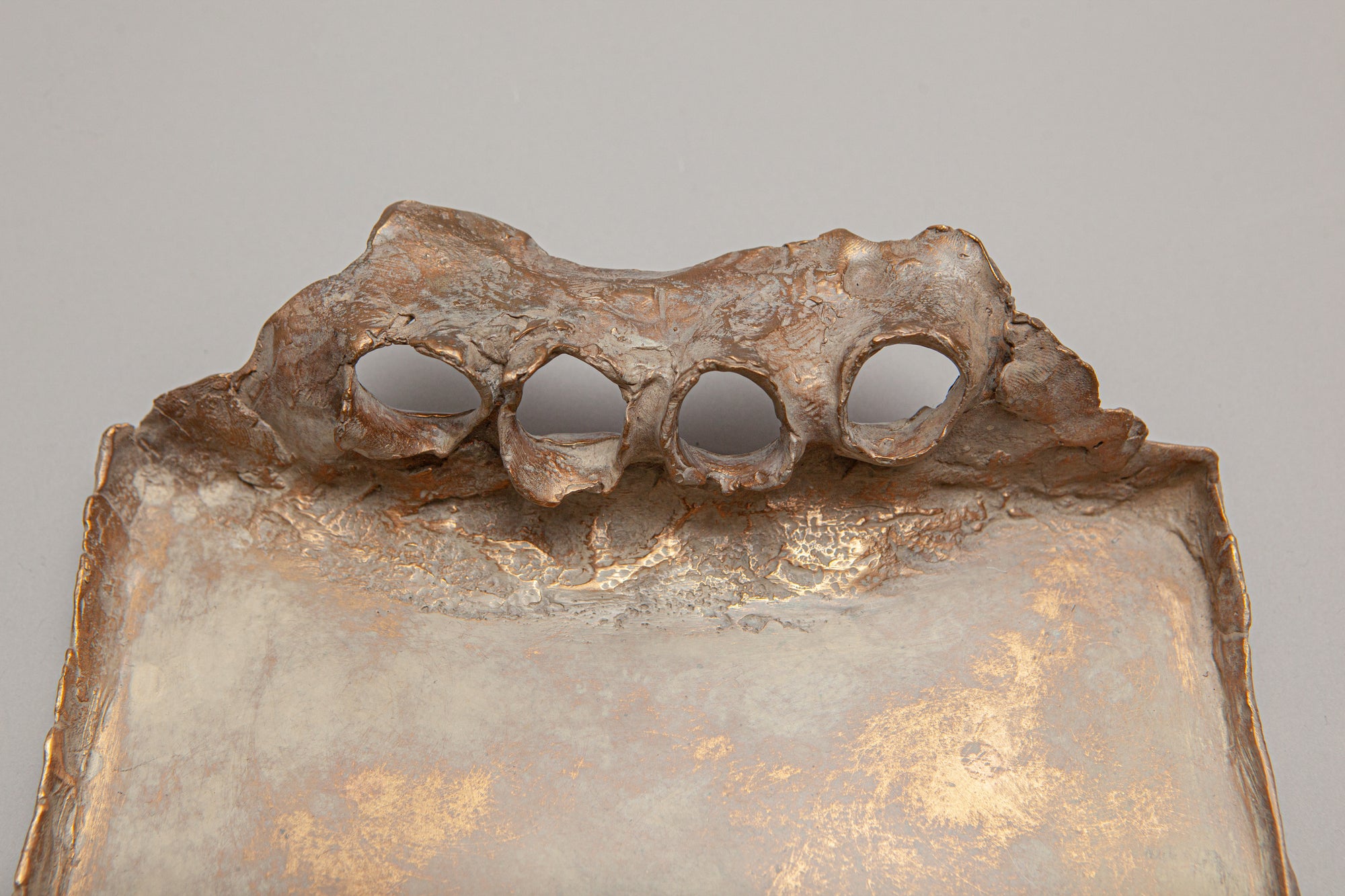 THE COMPACT SERVING TRAY IN BRONZE